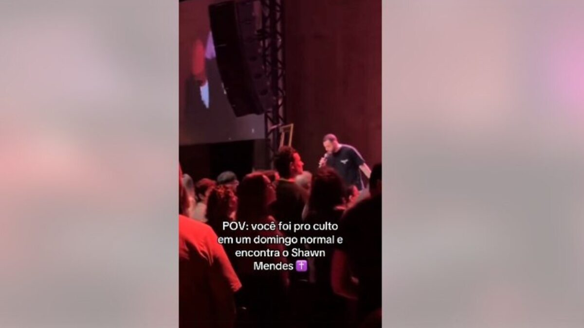 Multidão durante culto em igreja de São Caetano do Sul com pessoa no palco ao microfone