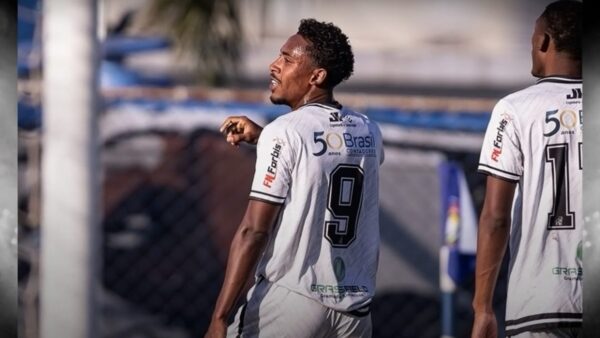 Jogador do EC São Bernardo comemora gol contra o São Caetano no Estádio Anacleto Campanella