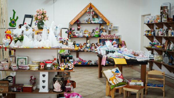 Interior da Casa do Artesão de São Caetano do Sul com produtos artesanais expostos em prateleiras