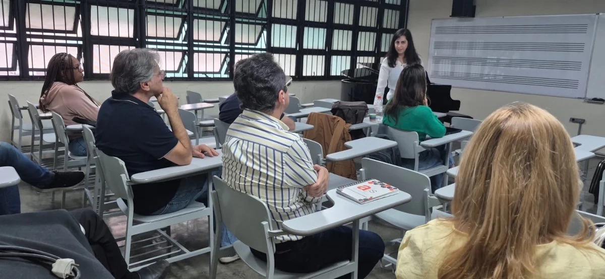 Professores sentados em sala de aula durante Simpósio de Formação da Fundação das Artes de São Caetano do Sul