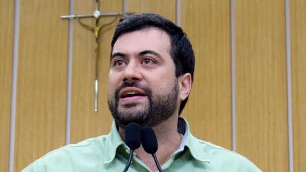 Vereador César Oliva discursa na tribuna da Câmara Municipal de São Caetano do Sul