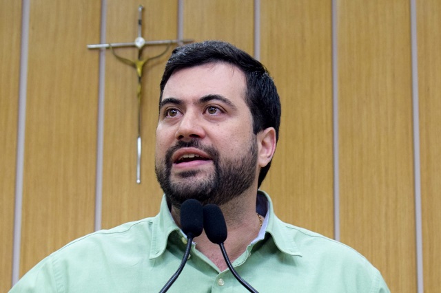 Vereador César Oliva discursa na tribuna da Câmara Municipal de São Caetano do Sul