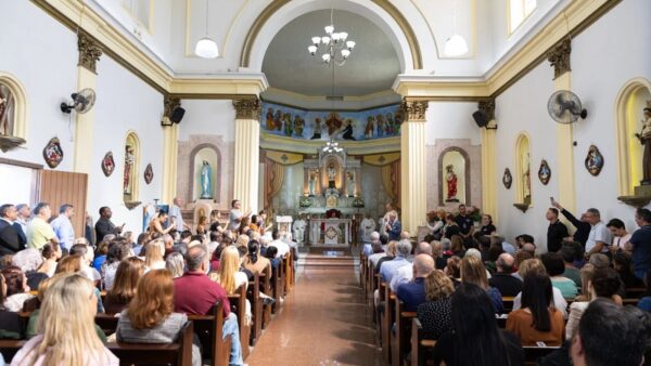 Missa festiva na Paróquia São Caetano com público presente