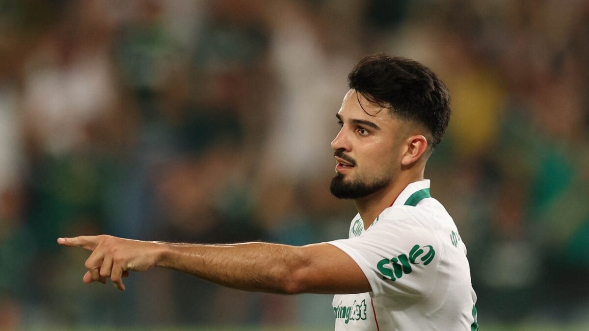 Jogador do Palmeiras comemora e aponta durante partida contra o Fortaleza pela Copa do Brasil
