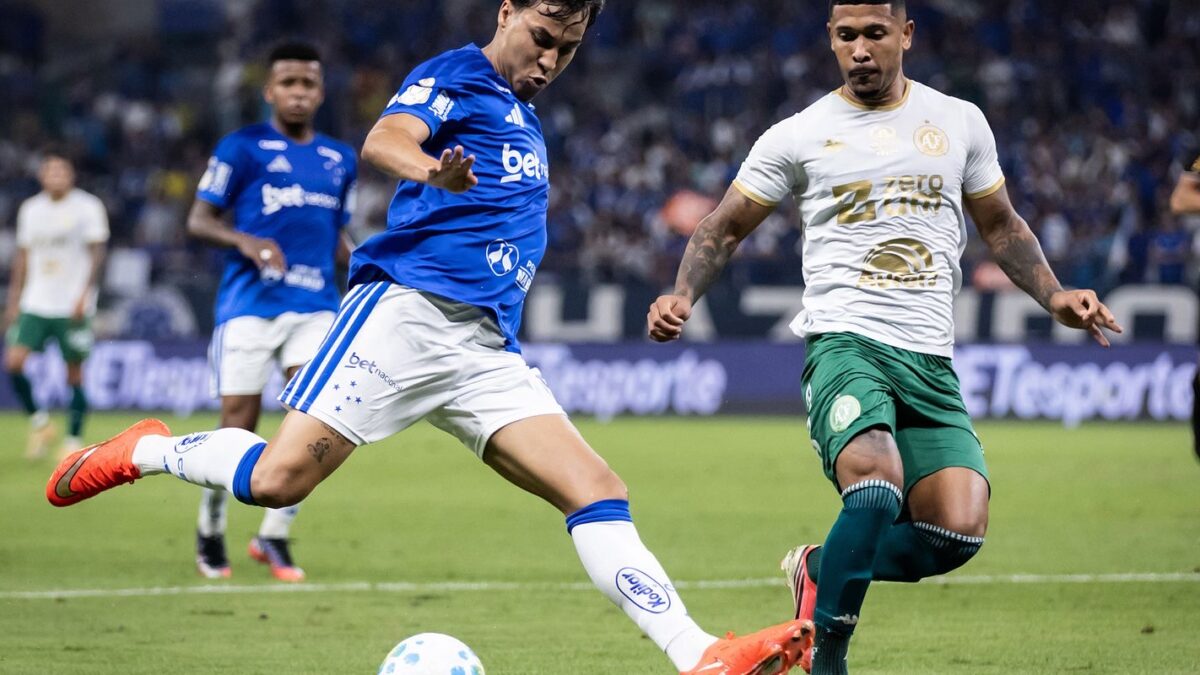 Jogador do Cruzeiro chuta a bola durante partida contra a Chapecoense pela Copa do Brasil