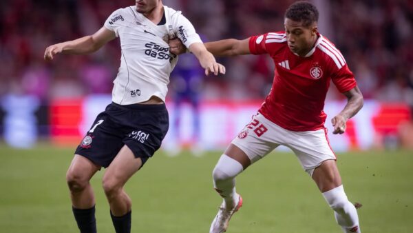 Jogadores do Corinthians e do Internacional disputam a bola durante partida da Copa do Brasil