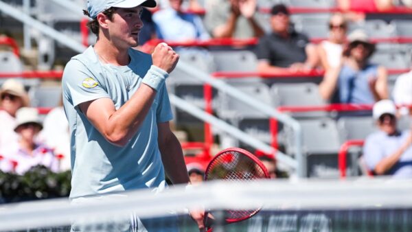 Tenista João Fonseca comemora ponto durante partida no Masters 1000 de Montreal