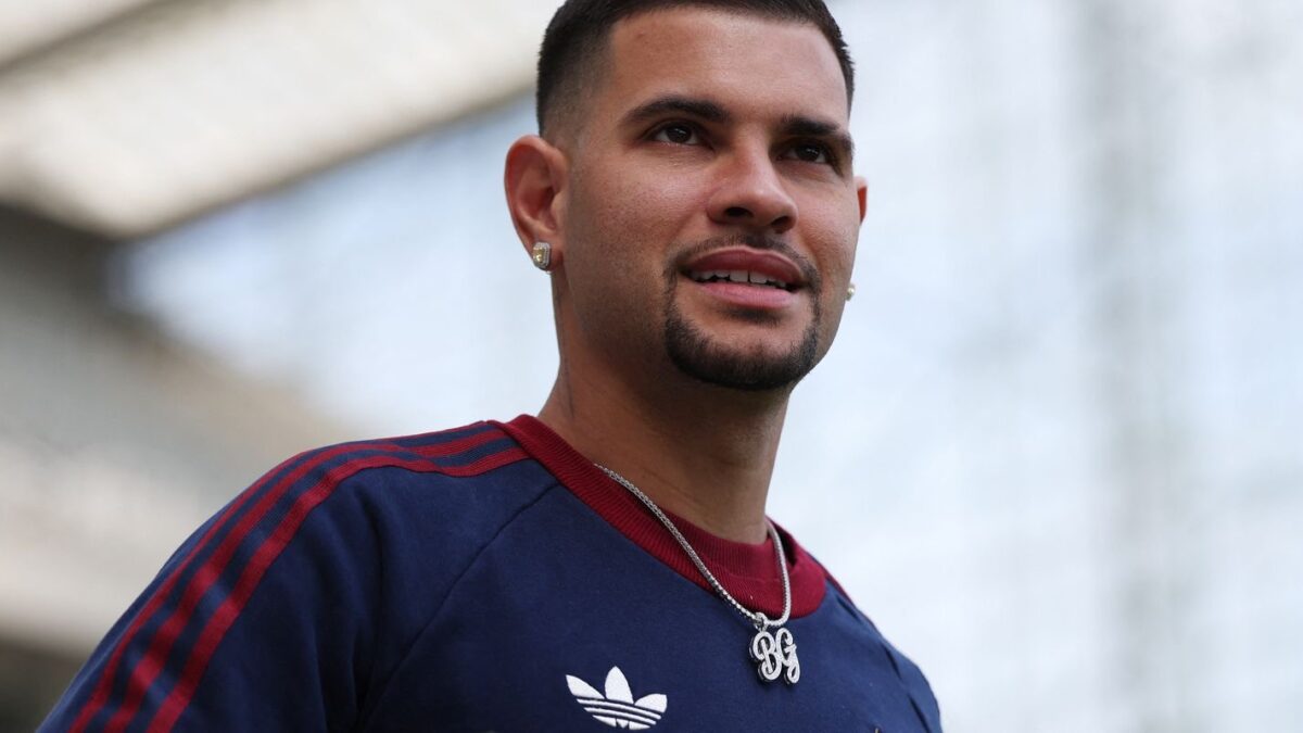 Retrato do jogador de futebol Bruno Guimarães sorrindo