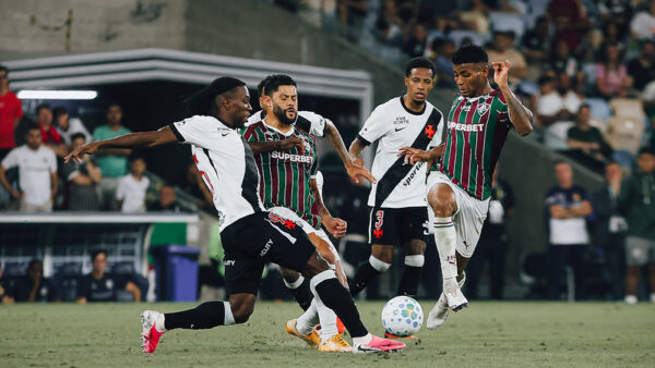 Jogadores do Vasco e do Fluminense disputam a bola durante partida no Maracanã