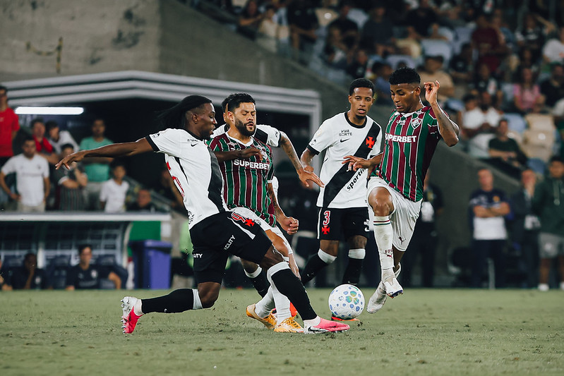 Jogadores do Vasco e do Fluminense disputam a bola durante partida no Maracanã