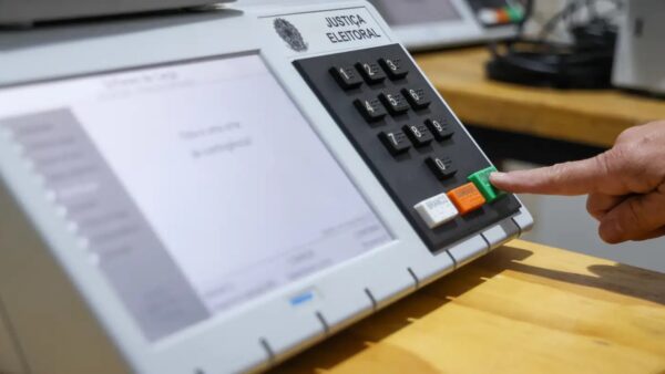 Eleitor vota em urna eletrônica da Justiça Eleitoral