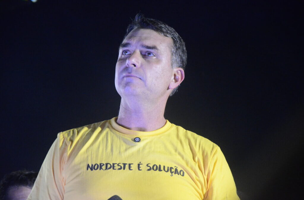 Flávio Bolsonaro durante ato de campanha em Natal