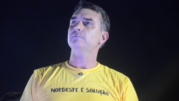 Flávio Bolsonaro durante ato de campanha em Natal