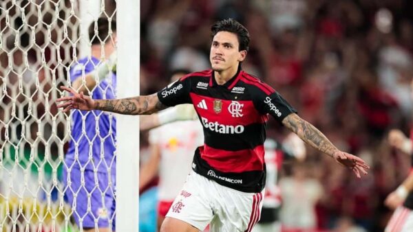 Jogador do Flamengo comemora gol contra o RB Bragantino no Maracanã