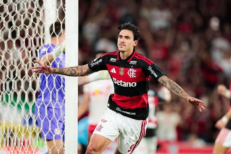 Jogador do Flamengo comemora gol contra o RB Bragantino no Maracanã