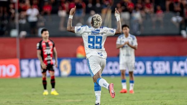 Jogador do Cruzeiro comemora gol contra o Vitória no Barradão