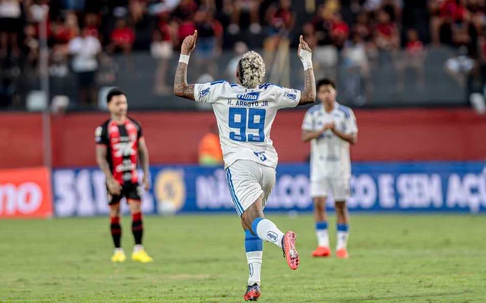 Jogador do Cruzeiro comemora gol contra o Vitória no Barradão