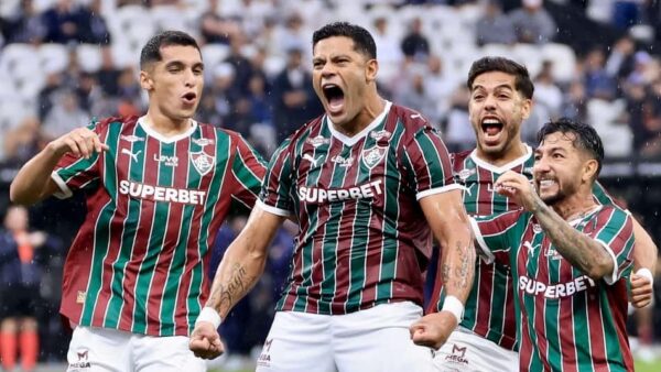 Hulk e jogadores do Fluminense comemoram gol contra o Corinthians na Neo Química Arena