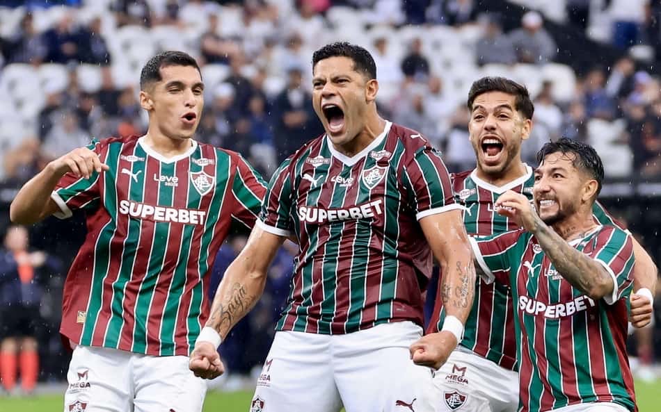 Hulk e jogadores do Fluminense comemoram gol contra o Corinthians na Neo Química Arena