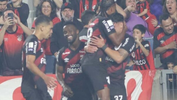 Jogadores do Athletico-PR comemoram gol contra o Bahia na Arena da Baixada