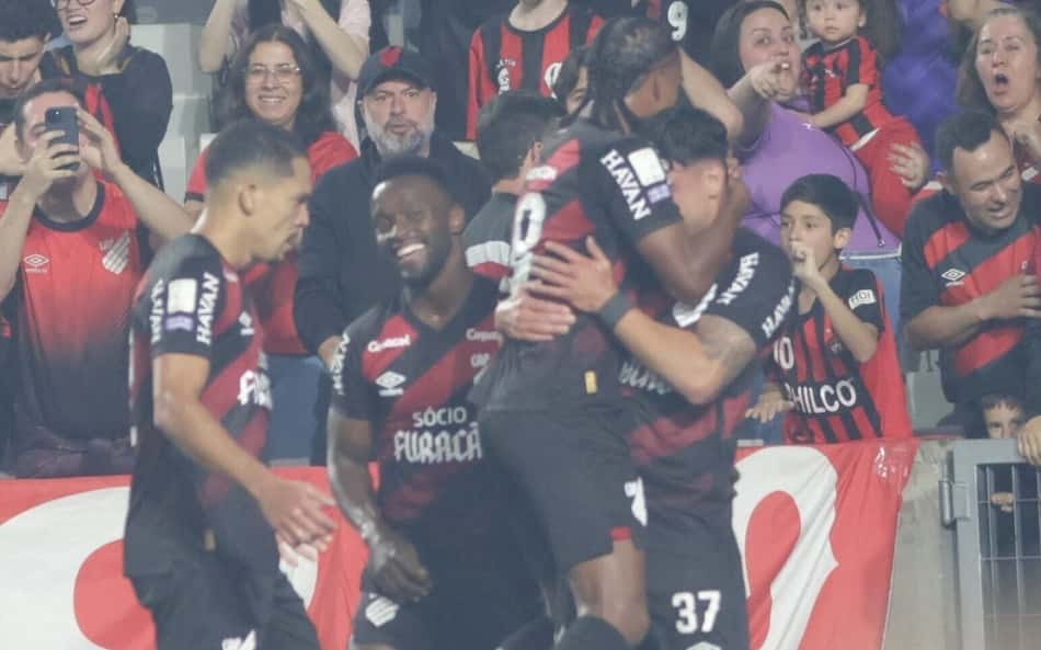 Jogadores do Athletico-PR comemoram gol contra o Bahia na Arena da Baixada