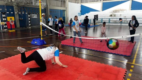 Participantes jogam vôlei adaptado sobre tatames vermelhos durante o FAFA Primavera em Diadema