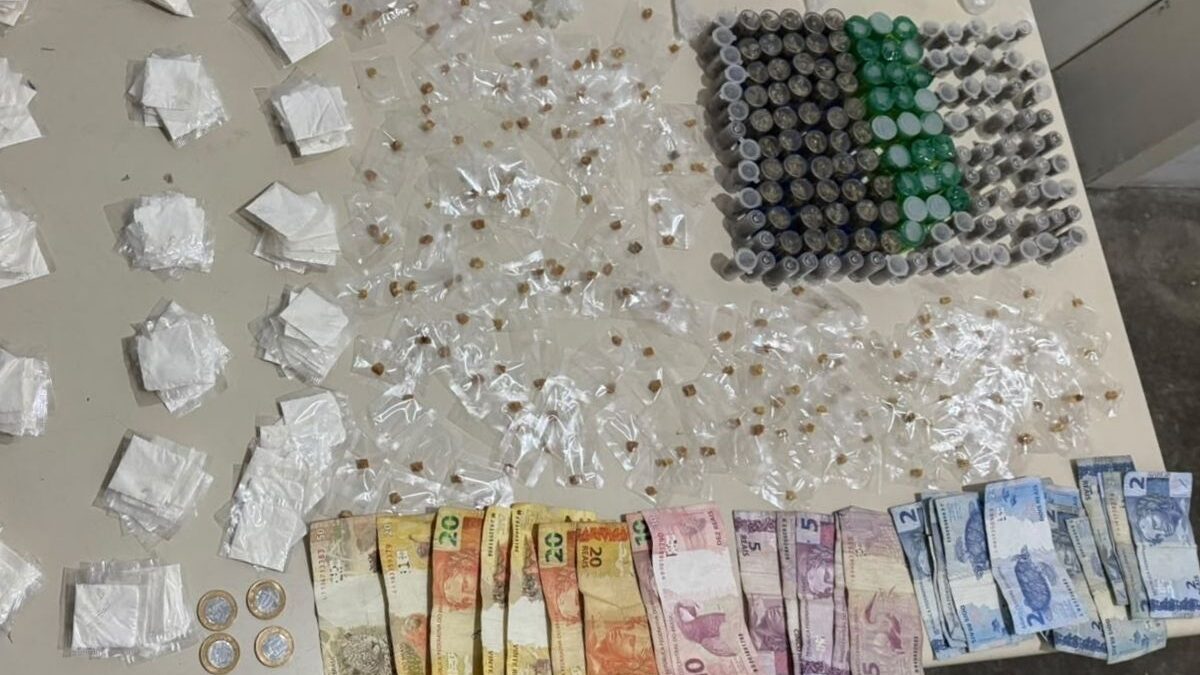 Porções de drogas, dinheiro e materiais apreendidos pela Polícia Militar em Mauá
