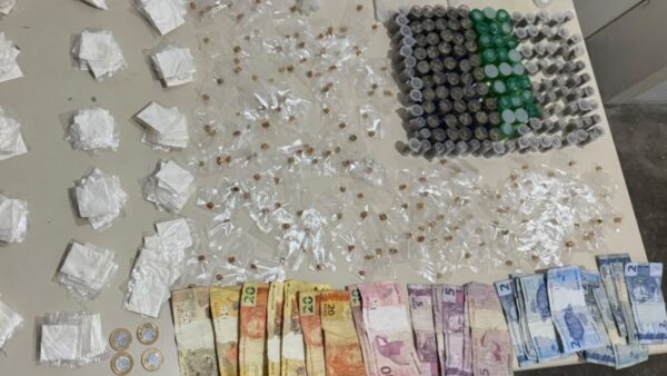 Porções de drogas, dinheiro e materiais apreendidos pela Polícia Militar em Mauá