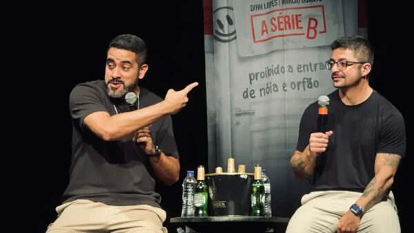 Dihh Lopes e Márcio Donato no palco durante show de stand-up A Série B