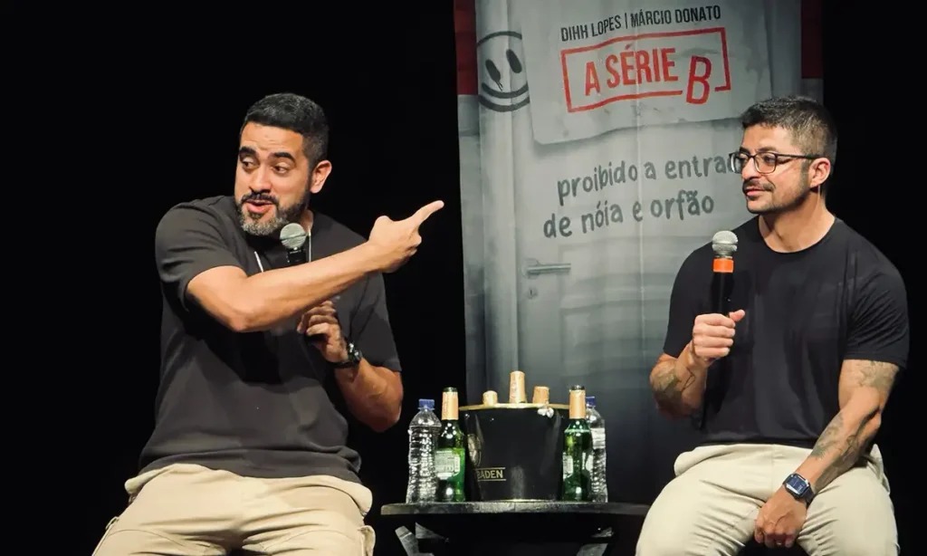 Dihh Lopes e Márcio Donato no palco durante show de stand-up A Série B