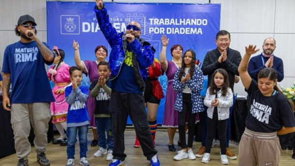 Crianças e autoridades comemoram no palco durante evento de lançamento do Prefeito Mirim em Diadema