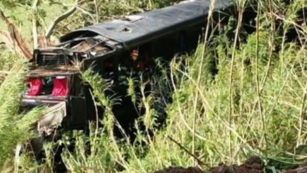 Ônibus tombado em ribanceira após acidente na Rodovia Doutor Avelino Júnior em Cruzeiro, SP