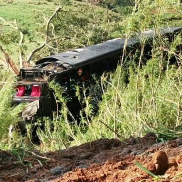 Ônibus tombado em ribanceira após acidente na Rodovia Doutor Avelino Júnior em Cruzeiro, SP
