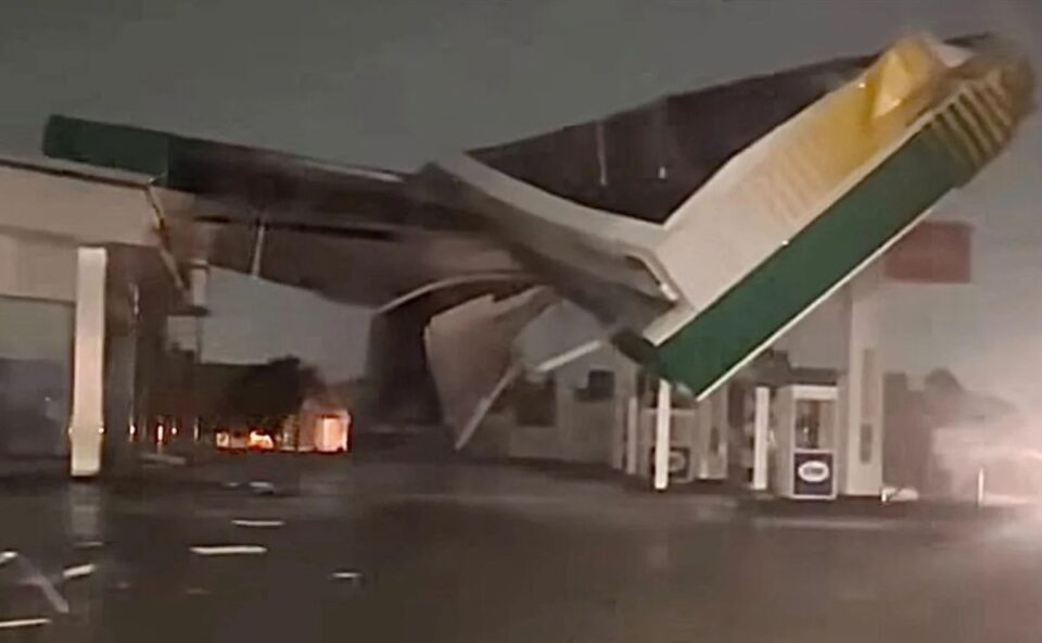 Estrutura de posto de combustível destruída por vendaval no Rio Grande do Sul