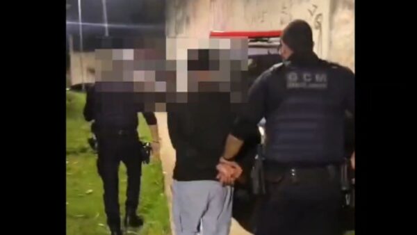 Guardas civis municipais conduzem homem detido durante ação da GCM em Santo André