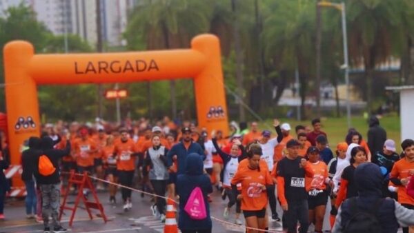 Corredores cruzam o arco de largada durante prova de rua em Santo André