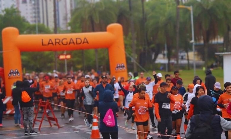 Corredores cruzam o arco de largada durante prova de rua em Santo André