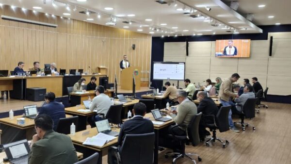 Sessão da Câmara Municipal de São Caetano do Sul com vereadores no plenário
