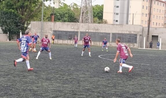 Jogadores disputam partida de futebol amador em campo de São Caetano do Sul