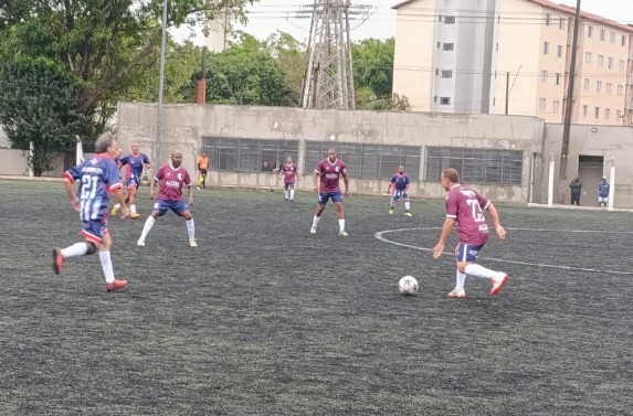 Jogadores disputam partida de futebol amador em campo de São Caetano do Sul