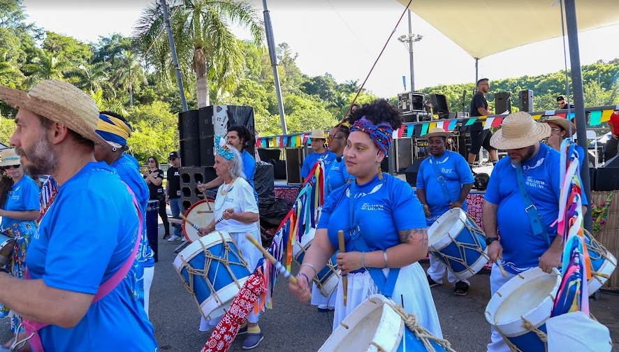 Grupo de percussão se apresenta em evento cultural afro em São Caetano do Sul