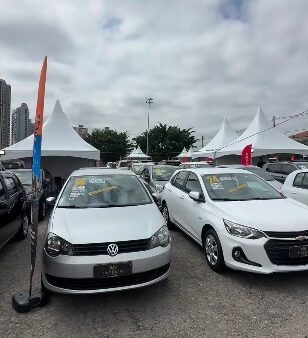 Veículos seminovos expostos sob tendas brancas durante o Feirão do Automóvel em São Bernardo do Campo