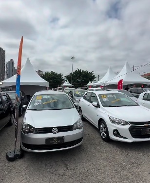 Veículos seminovos expostos sob tendas brancas durante o Feirão do Automóvel em São Bernardo do Campo