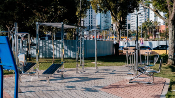Academia ao ar livre com equipamentos de ginástica de metal instalada em praça pública de São Bernardo do Campo