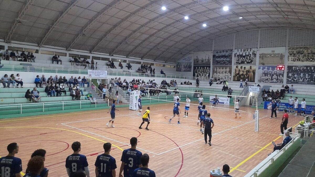 Partida entre AA São Caetano e Lençóis Paulista pela final da Copa Piratininga de vôlei masculino