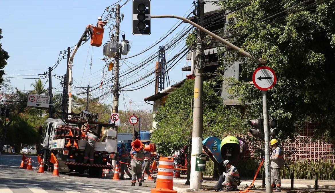 Funcionários da Enel fazem manutenção em poste de energia elétrica em São Paulo (foto de arquivo)