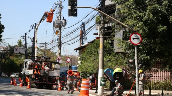 Funcionários da Enel fazem manutenção em poste de energia elétrica em São Paulo (foto de arquivo)