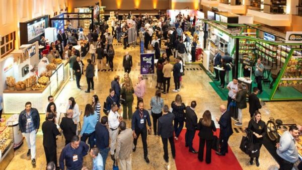 Público circula entre estandes durante evento da APAS, associação de supermercados