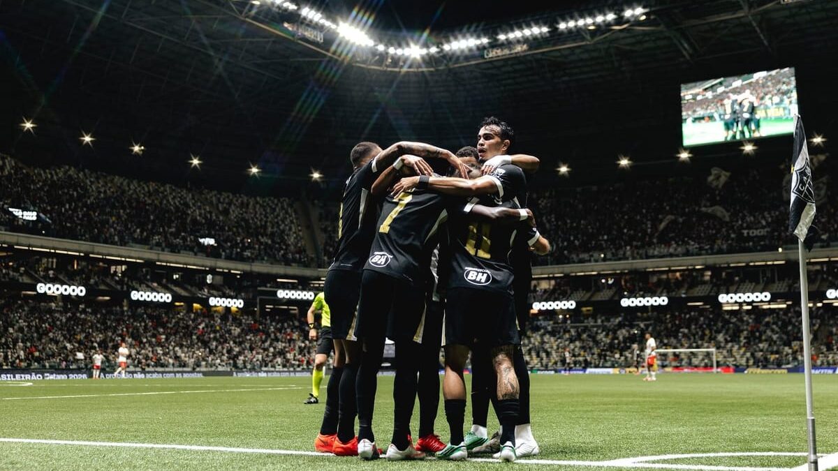 Jogadores do Atlético-MG comemoram gol abraçados perto da bandeira de escanteio (Foto: Pedro Souza/Atlético)
