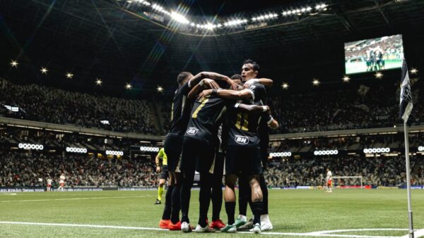 Jogadores do Atlético-MG comemoram gol abraçados perto da bandeira de escanteio (Foto: Pedro Souza/Atlético)